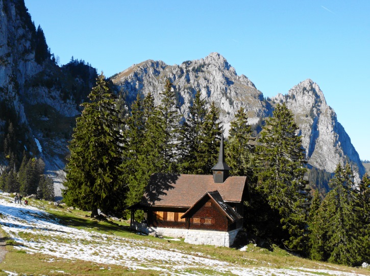 Kleiner Mythen und Kirche bei Holzegg