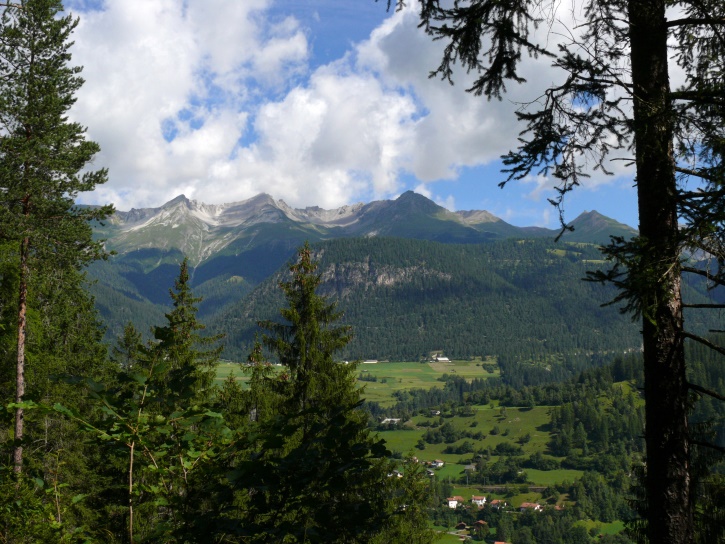 Blick nach Norden über Filisur hinweg Richtung Schmitten/ Ferrera