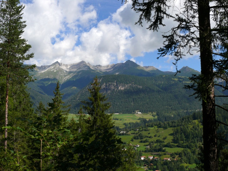 Blick nach Norden über Filisur hinweg Richtung Schmitten/ Ferrera