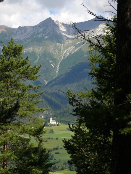 Blick auf das Kirchlein von Schmitten/ Ferrera