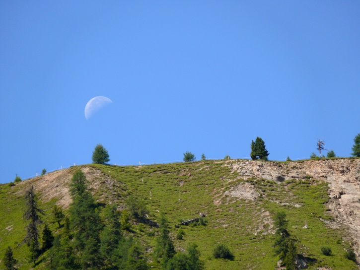 Halbmond überm Hügel bei Prodot