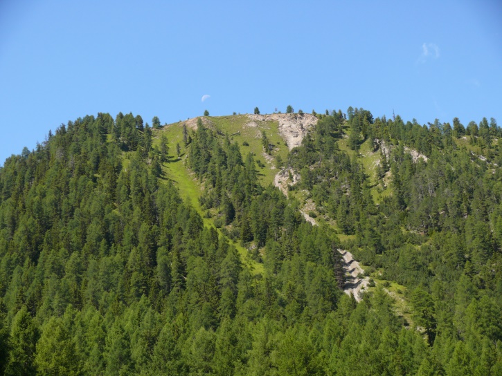 Halbmond überm Hügel bei Prodot