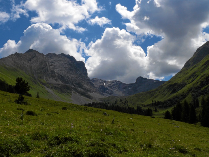 Blick vom Spadalatsch-Tal Richtung Ela-Hütte und Ela-Pass