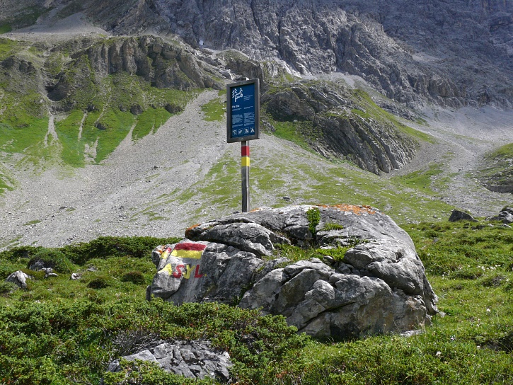 Hinweisschild auf den Naturpark Ela und was dort alles verboten ist