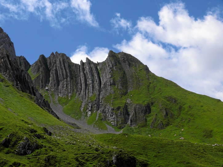 Sicht von der Ela-Hütte auf senkrecht gestellte Felsplatten