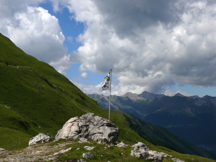Fahne bei der Ela-Hütte mirt dem Wappen des Kantons Graubünden