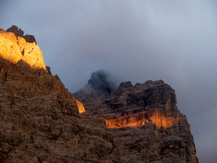 Letzte Sonnenstrahlen belecuhten die Felsen, von der Ela-Hütte aus beobachtet