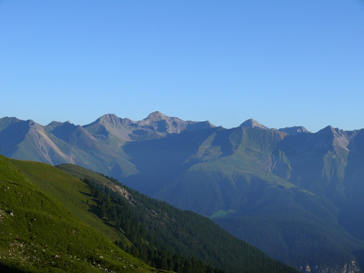 Blick am Morgen von der Ela-Hütte auf die Berglandschaft nördlich von Filisur