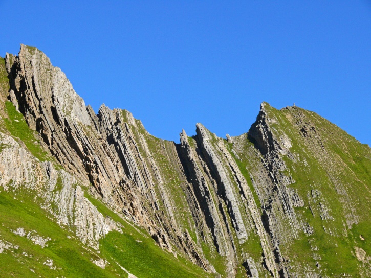 die schräg gestellten Felsplatten bei der Ela-Hütte im Morgenlicht