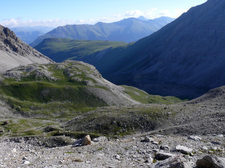 Blick zurück auf den Aufstiegsweg von der Ela-Hütte