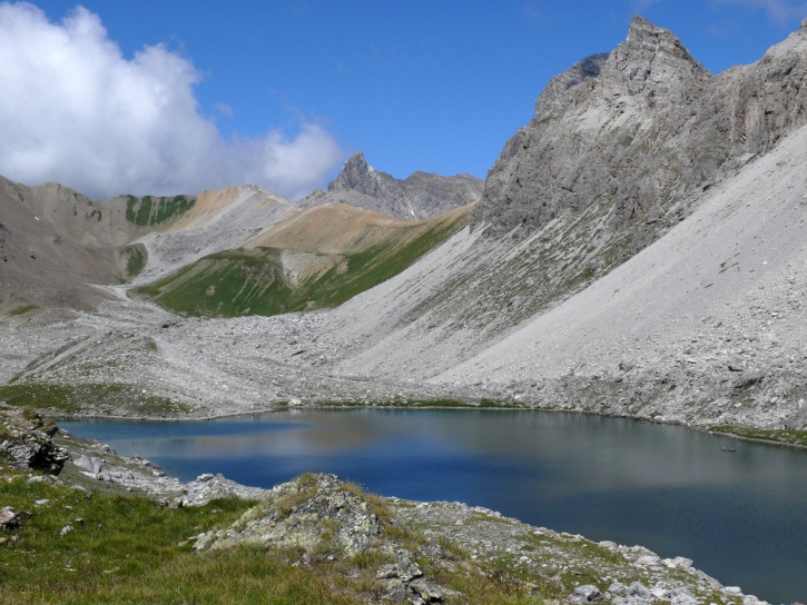 Rückblick vom Lai Gronde Richtung Pass Ela (mit dem charakteristischen Horn des Tinzenhorns)