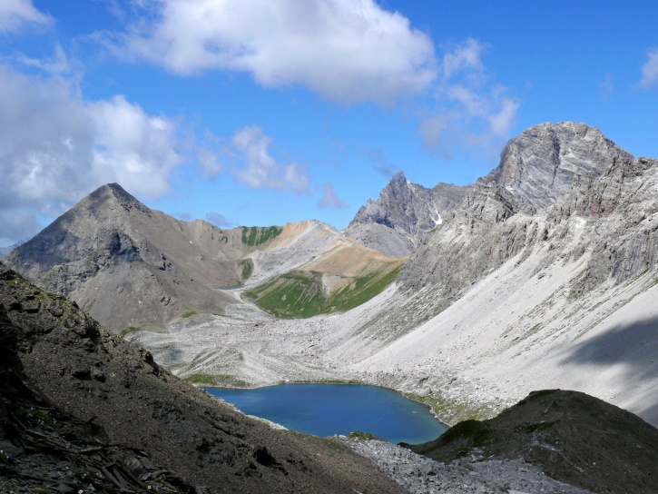 Lai Gronde, im Hintergrund das Tinzenhorn, rechts der Piz Ela