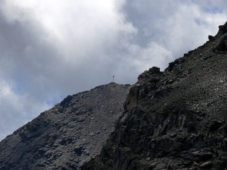 Gipfelkreuz auf einem unbekannten Gipfel, vom Tschitta-Pass aus gesehen