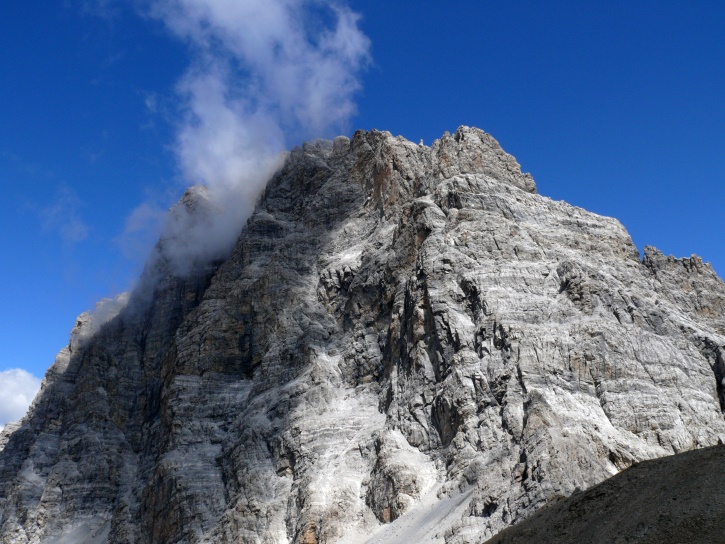 dynamische Nebelfetzen am Gipfel des Piz Ela