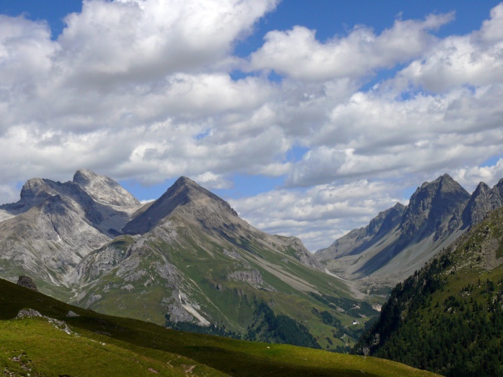 Gipfelpanorama dies des Albulatales: Piz Zavretta, Piz Üertsch, Igl Compass und die weniger bekannten auf der anderen Talseite