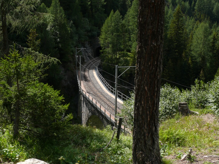 einer der Viadukte und Tunnels der Albulabahn