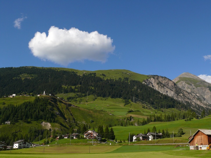 Latsch (Dorf auf der Kuppe mit Kirche) und Cuolm da Latsch