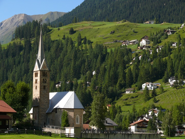 Die reformierte Kirche am Dorfausgang von Bergün