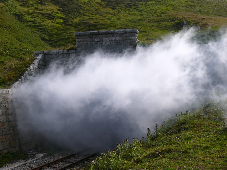Furka-Dampfbahn: Dampfreste aus dem Tunnel