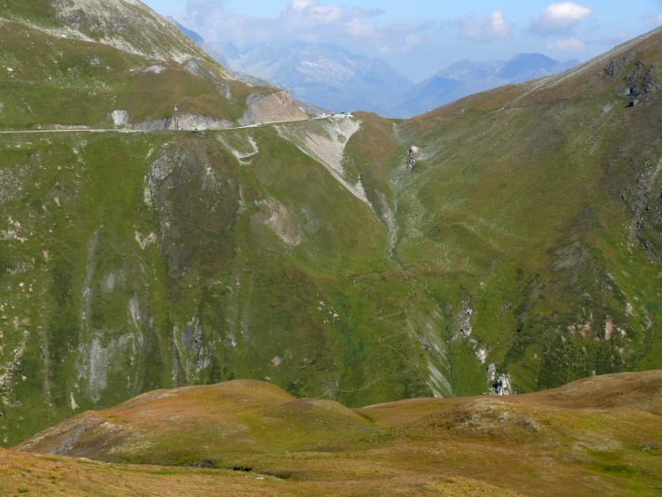 Furkapass; in der Bildmitte der Anstiegsweg zum Pass