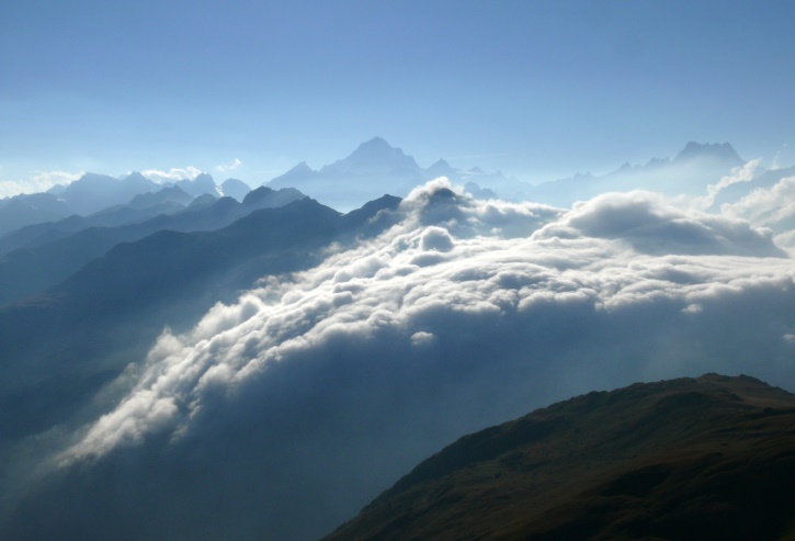 vom Grimselpass einfallende Wolken