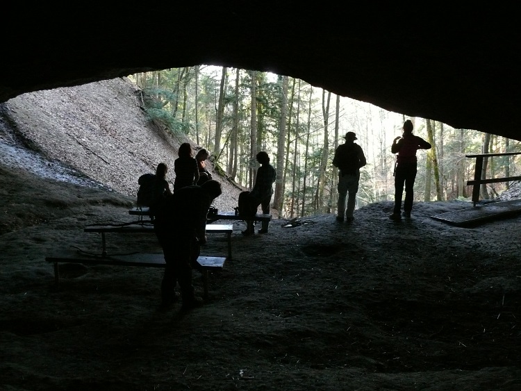 Täuferhöhle mit Picknickgelegenheiten