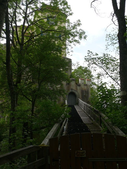 Brückenaufgang zum Schloss Bronnen: Achtung privat