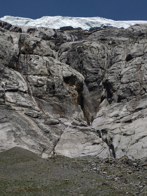 Wasserfall, gespeist vom Claridenfirn