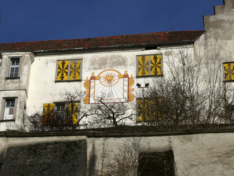 Sonnenuhr an der Südflanke von Schloss Sonnenberg