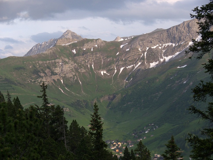 Malbun im Tal, darüber der Spitz