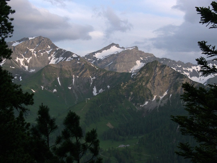 Augstenberg (links) und Naafkopf (Mitte, linker Gipfel)